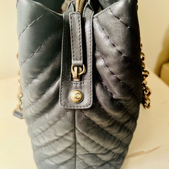 Chanel Tote Surpique CC Charm Large Chevron Iridescent Black - Picture 10 of 13
